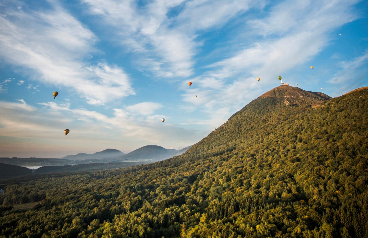 Vol en montgolfière autour du Puy de Dôme (63), crédit photo : G. Fayet/Auvergne-Rhône-Alpes Tourisme