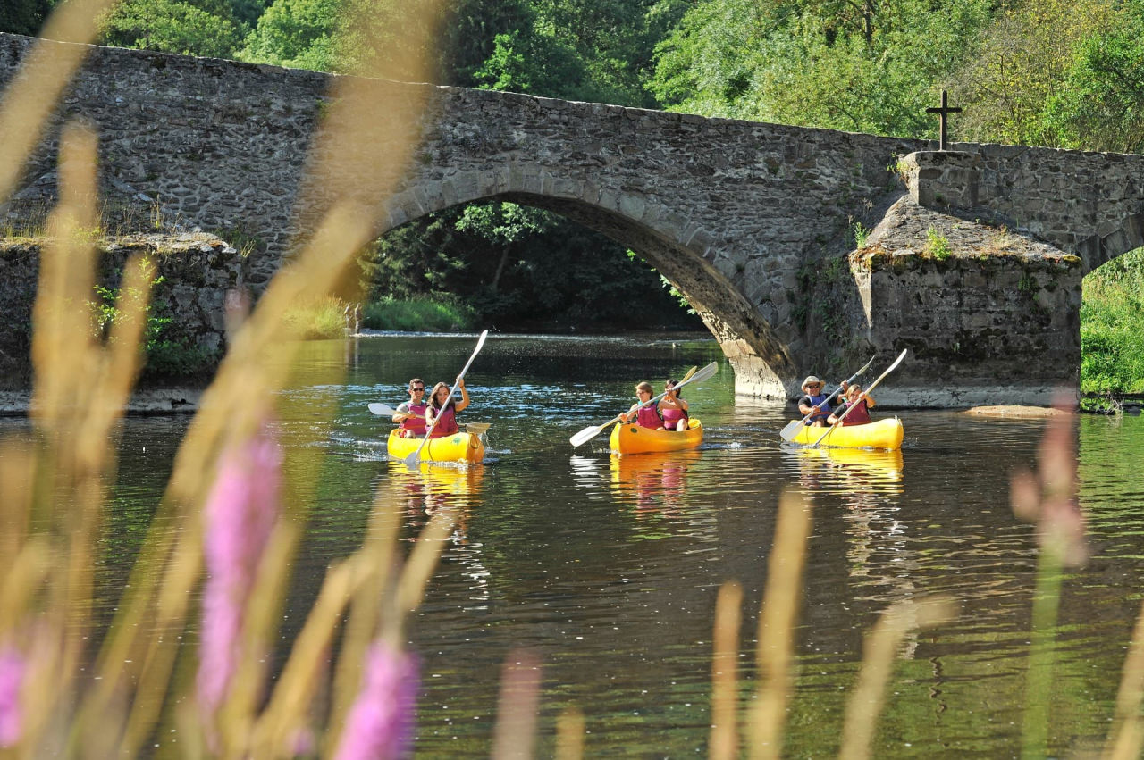 Canoë sur la Sioule, sous le pont de Menat (63)