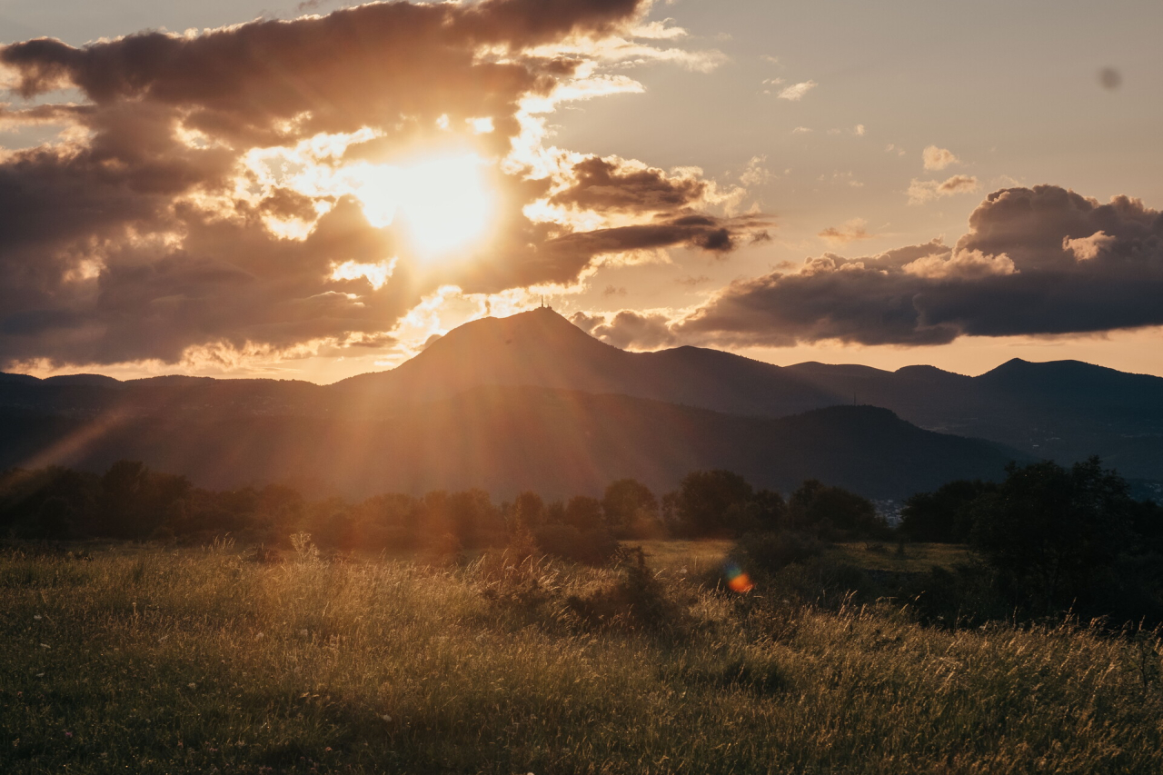Montagne de la serre, vue depuis le plateau de Gergovie, Crédit photo : UnDuvetPourDeux