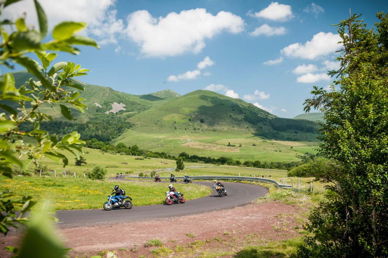 À moto dans le Puy-de-Dôme, crédit photo Alex Krassovsky_Moto Journal