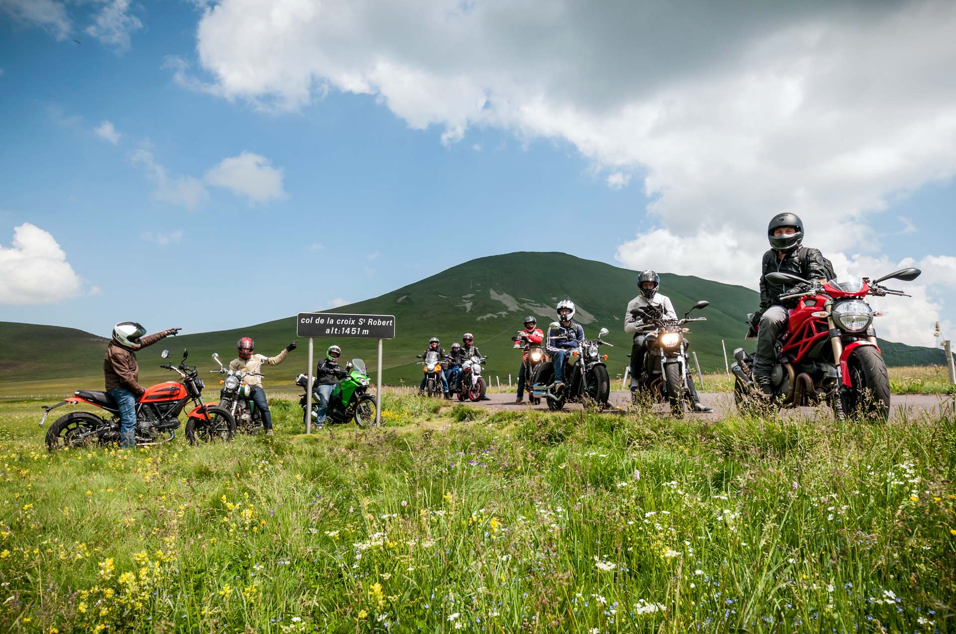 À moto dans le Puy-de-Dôme, crédit photo Alex Krassovsky_Moto Journal