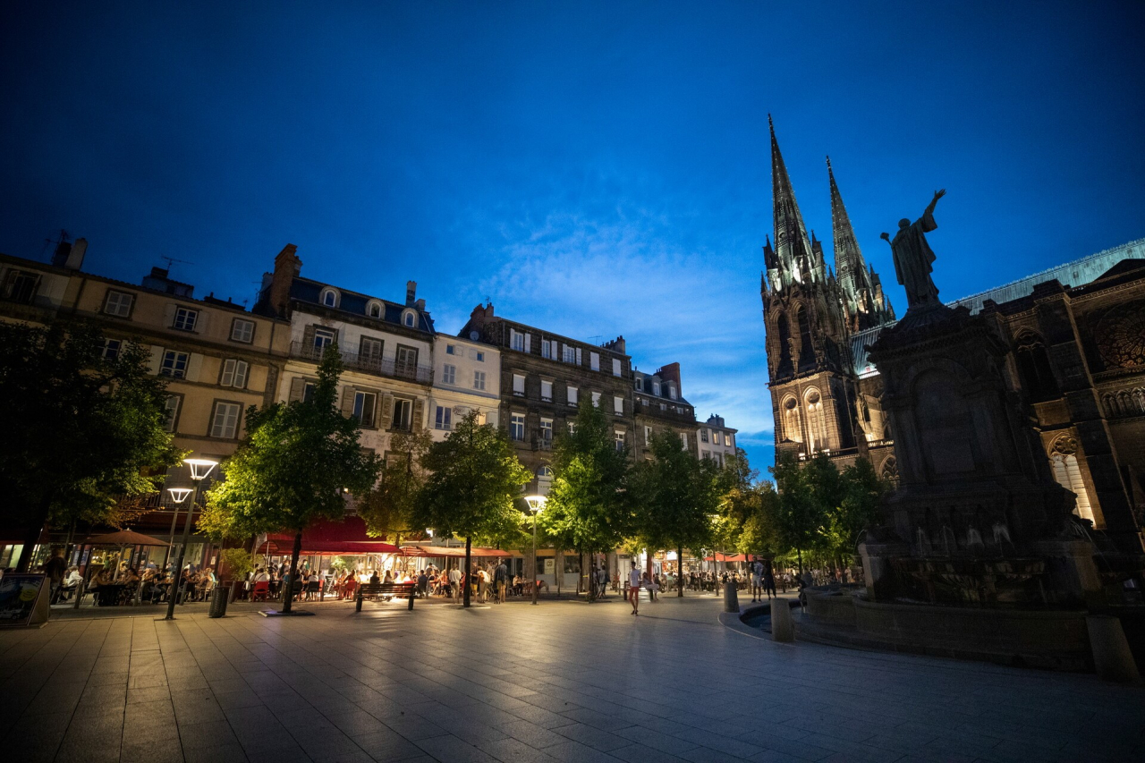 Cathédrale de Clermont-Ferrand - place de la Victoire